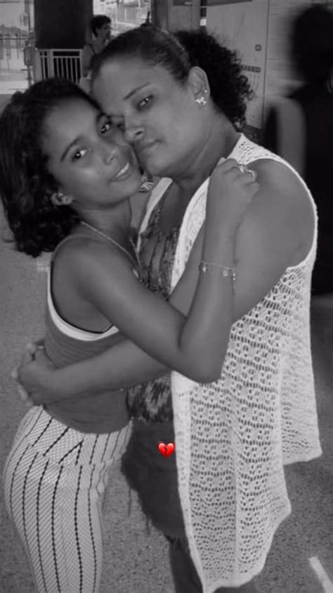 Thayzinha (@thaizinha.